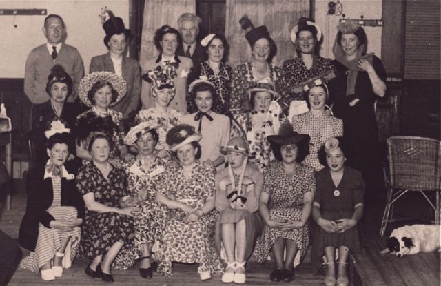 Alle vrouwen deden mee aan het karnavalsfeest. De mannen liever niet. Dus ook de hond niet.